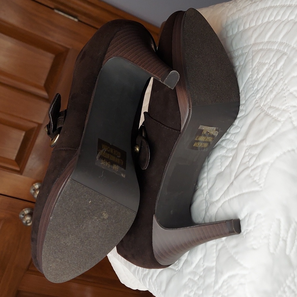 * Cato Chocolate Brown Suede Ankle Booties, Bold Gold Buckle, Size 8, Like New - Picture 8 of 9